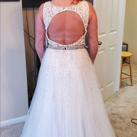 Beautiful ivory gown by Jovani - Picture 2 of 10